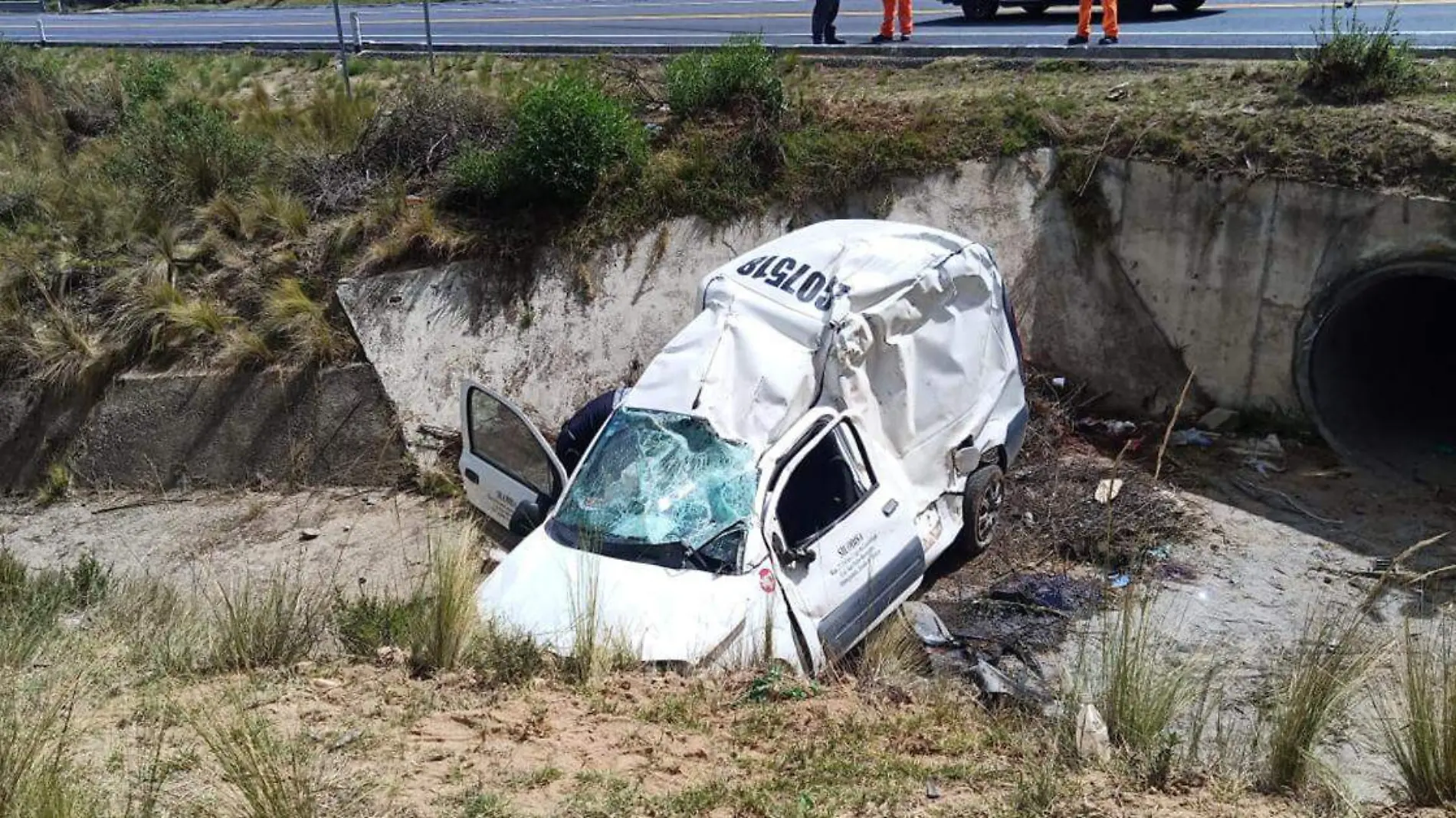 Una mujer perdió la vida al volcar la unidad que conducía, a la altura del km 107 de la carretera de cuota Teziutlán-Virreyes